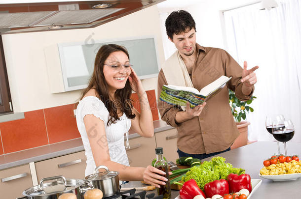 幸福夫妻用菜谱在厨房做饭