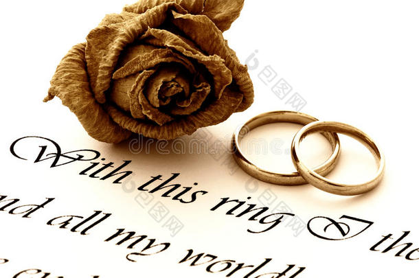 结婚戒指，玫瑰和誓言