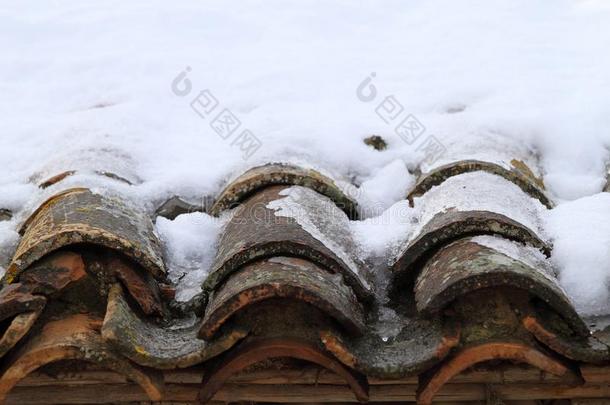 <strong>年迈</strong>的粘土屋顶瓦在冬雪中下雪