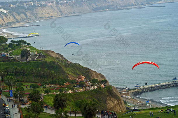 秘鲁利马米拉弗洛雷斯码头滑翔伞