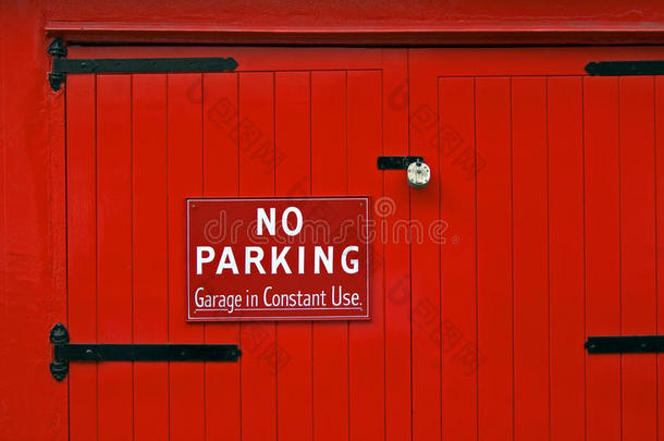 禁止停车红色车库门