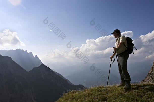 享受阿尔卑斯山奇景的高级徒步旅行者