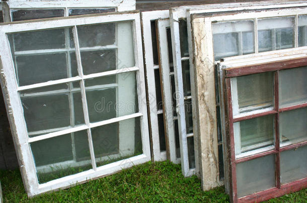 一堆旧窗户