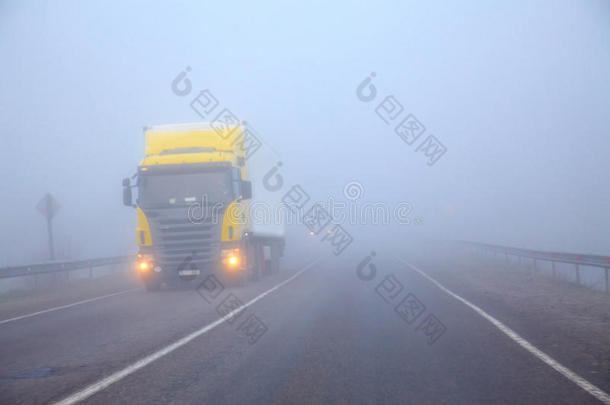 在雾中<strong>排队</strong>的卡车
