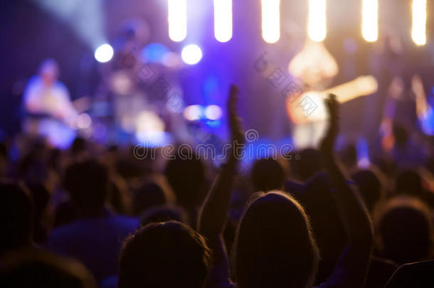 现场演唱会歌迷举手