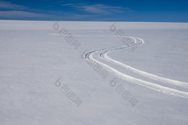 雪地里的轮胎痕迹