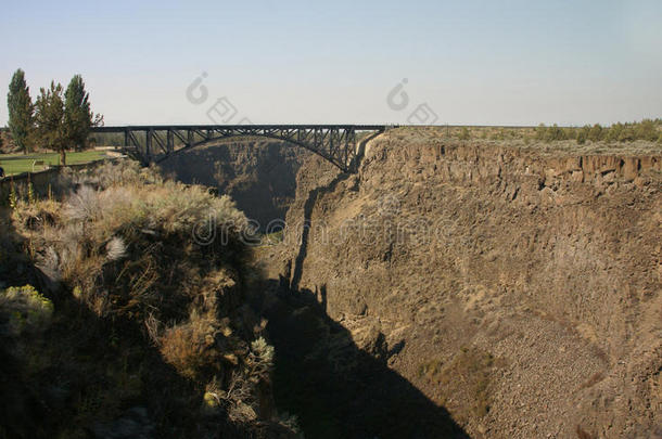 弯弯曲曲的河谷上的旧铁桥