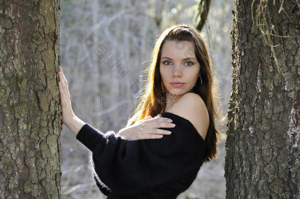 在树<strong>林间</strong>公园里的年轻女子
