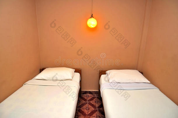 在黑暗的酒店房间里有一张双人床
