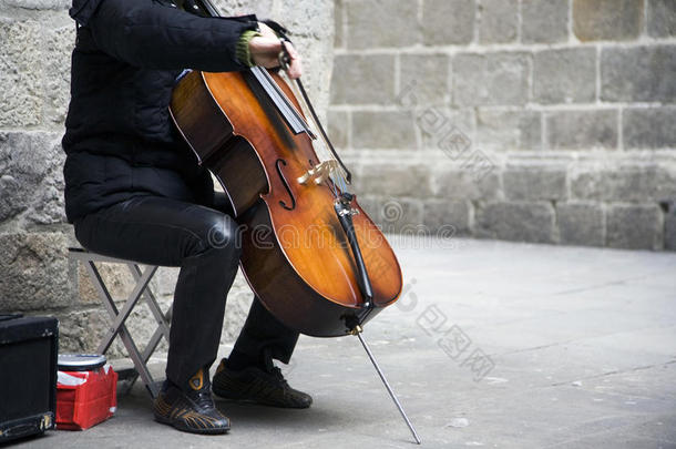 演奏大提琴的街头艺人