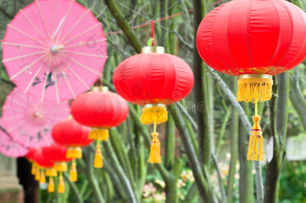 粉红色雨伞和中国灯笼（2）