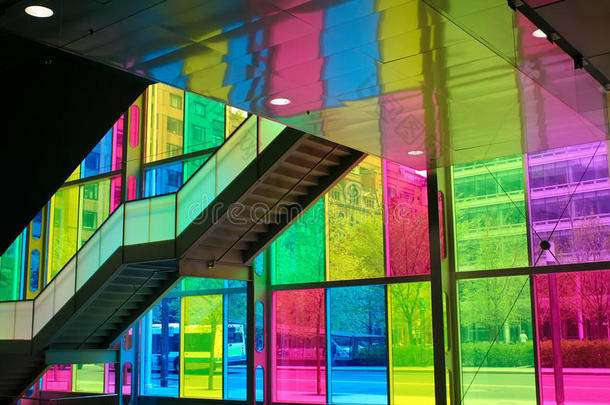 透过彩色窗玻璃看到的建筑物。