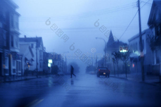 暴风雨中过马路的人