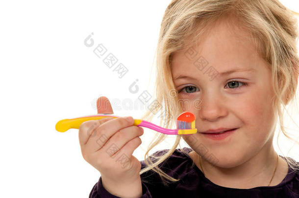 孩子刷牙。牙刷和牙膏