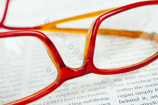 读书时戴眼镜