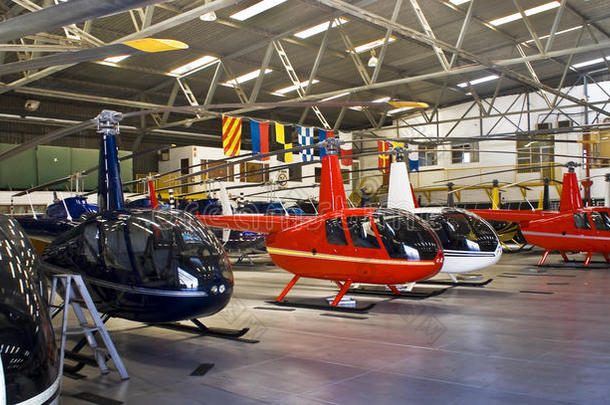 直升机机库，全是罗宾逊r44