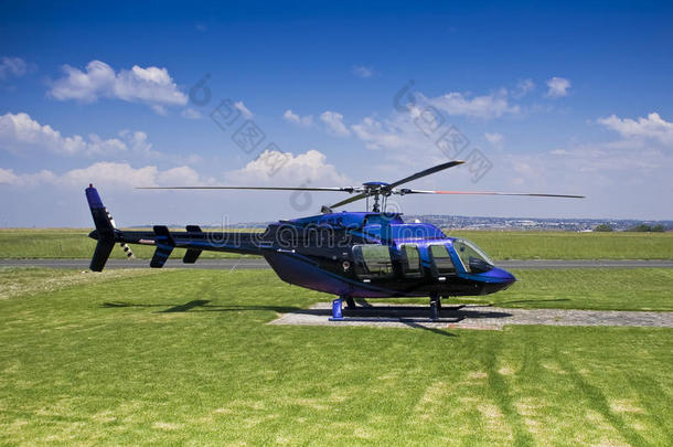 贝尔407直升机-停在直升机停机坪上