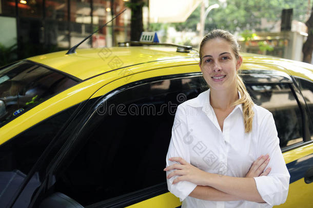 女出租车司机和她的新出租车的画像
