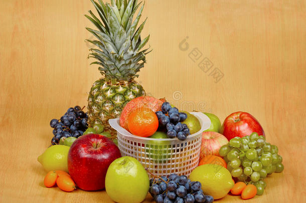 静物-桌上的水果