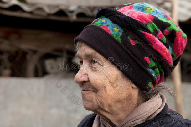 戴头巾的老奶奶微笑着