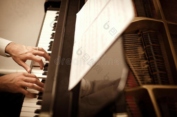 弹钢琴的人