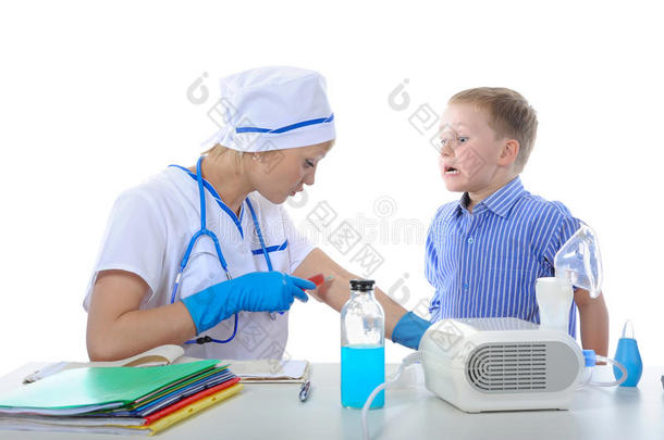 医生给那男孩示范如何打针