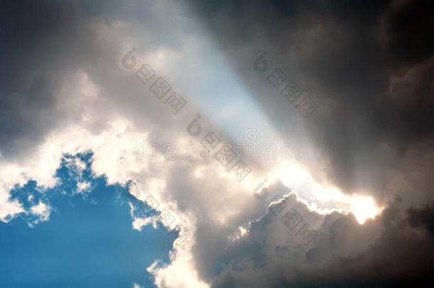 暴风雨过后的天空。