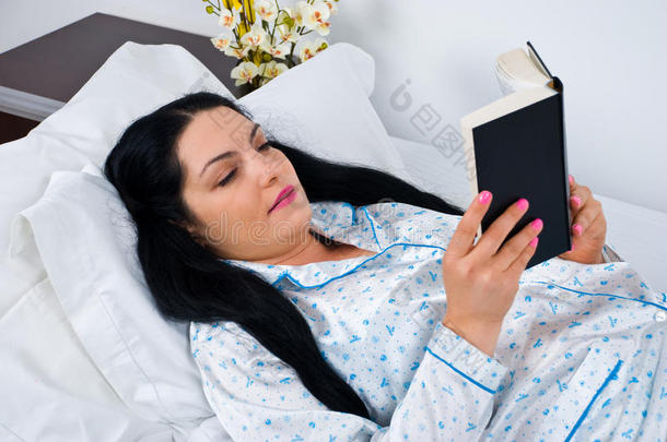 睡前在床上看书的女人