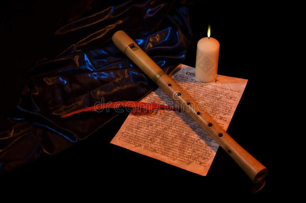 长笛、蜡烛、手稿、红羽