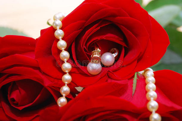 红玫瑰珍珠首饰