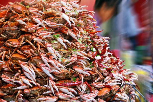 街上正在出售美味的螃蟹