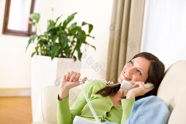 打电话回家：微笑的女人在休息室打电话