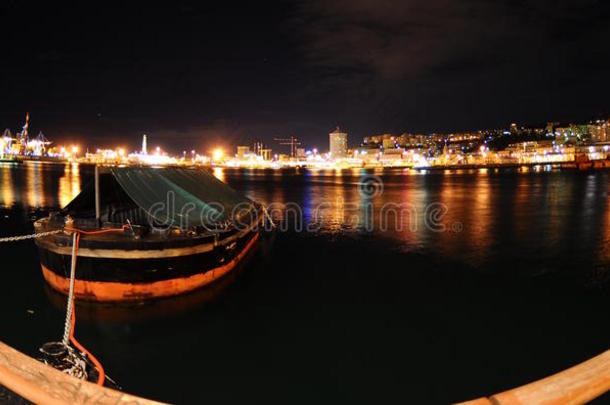 夜间的热那亚港