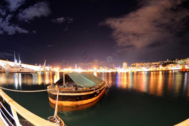 夜间的热那亚港