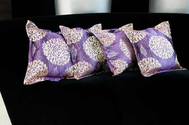 沙发上的紫色枕头