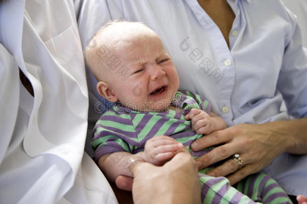 婴儿在父母怀里哭泣的特写镜头