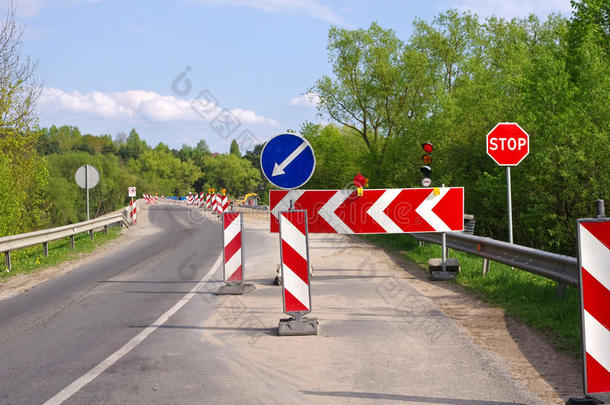 绕行和道路施工标志