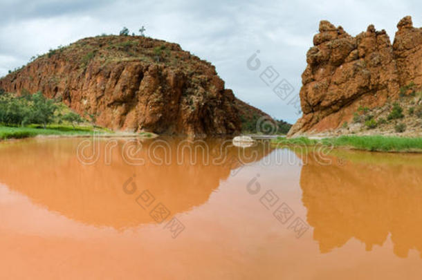 澳大利亚，降雨后的泥泞河流