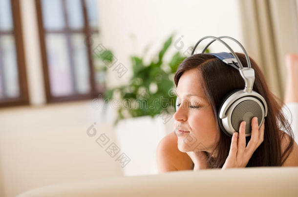 带耳机的女士在休息室听音乐