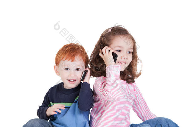 快乐的孩子们用手机交谈