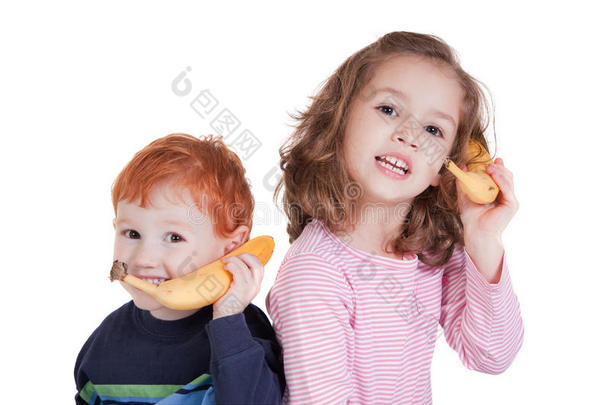 两个快乐的孩子用香蕉手机聊天