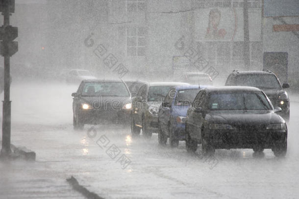 哈尔科夫市雨中的城市交通