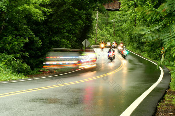 警用摩托车在路上超速行驶