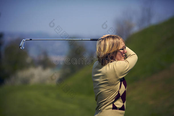 女子高尔夫球手<strong>挥杆</strong>后的肖像