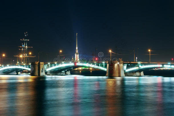 有桥的夜景