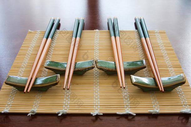 餐桌垫上的筷子
