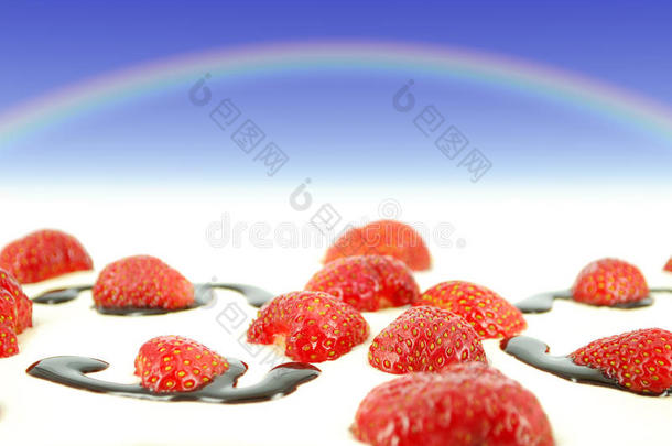 草莓上彩虹的天空