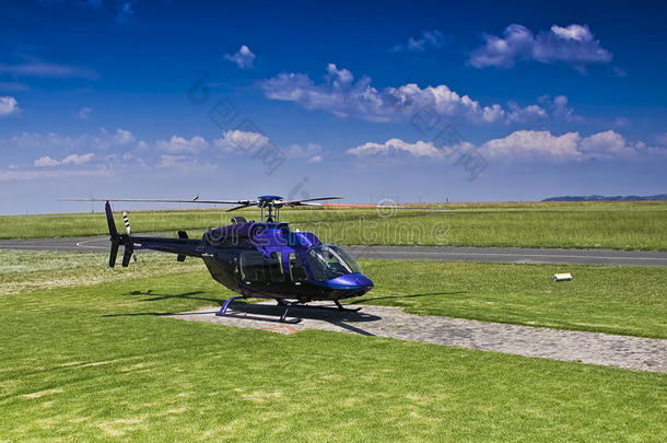 贝尔407直升机停在停机坪上