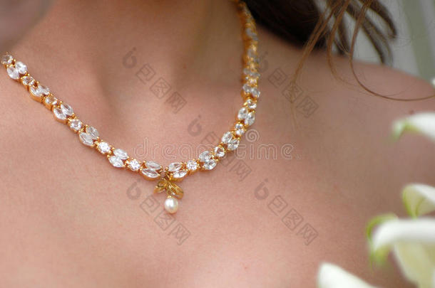 镶有钻石和perl的金色新娘项链
