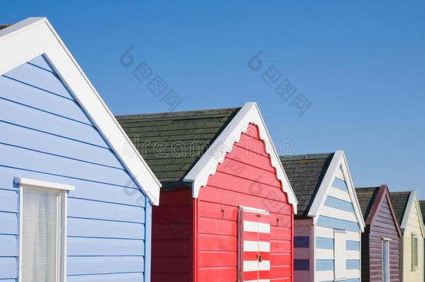 一排五颜六色的沙滩小屋